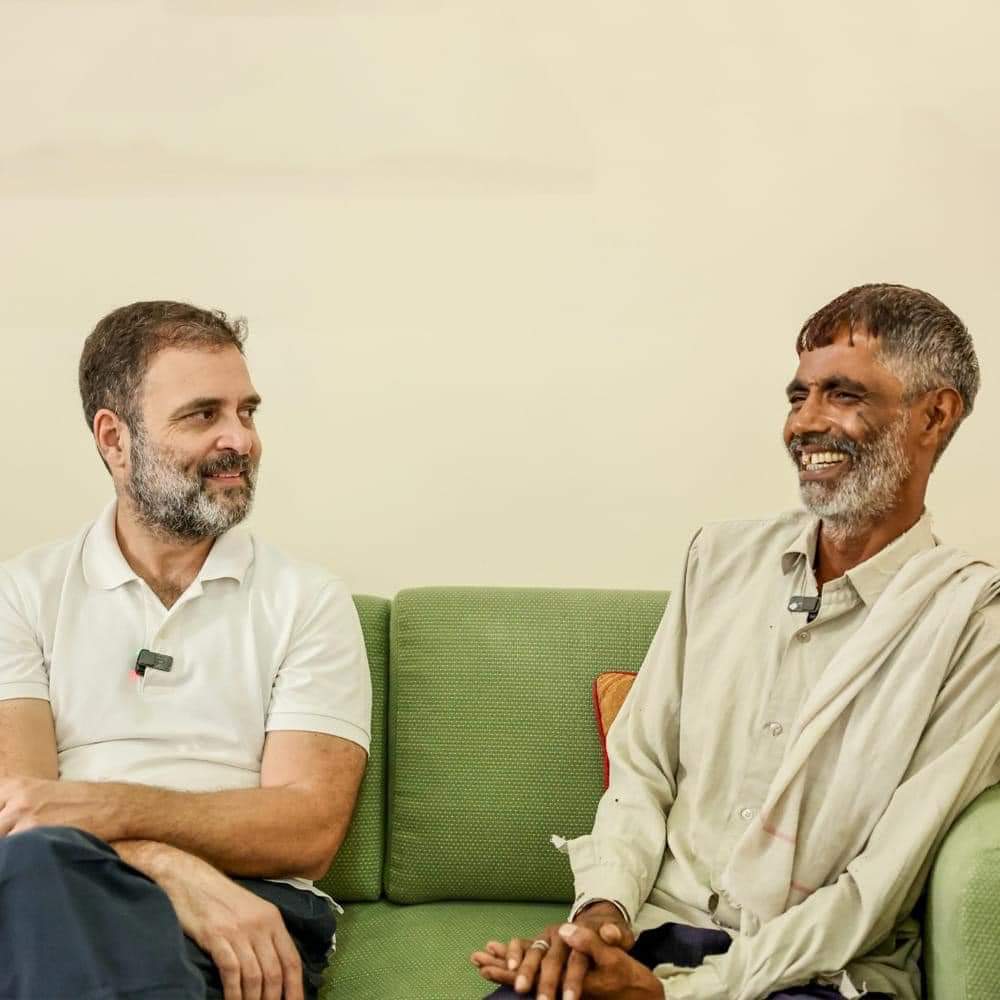 देशाच्या डोळ्यात अश्रू आणणारे भाजी विक्रेते रामेश्वर यांचा आज राहूल गांधींनी पाहूणाचार केला.राहूलबद्दल समाज सकारात्मक आहे कारण त्याला द्वेष आणि अहंकाराची चीड आहे.संघी ट्रोलर्सचे करोडो रूपये राहूलच्या "भारत जोडो" ने पाण्यात घालवले आहेत,हेच अंतिम सत्य आहे.
#RahulGandhi