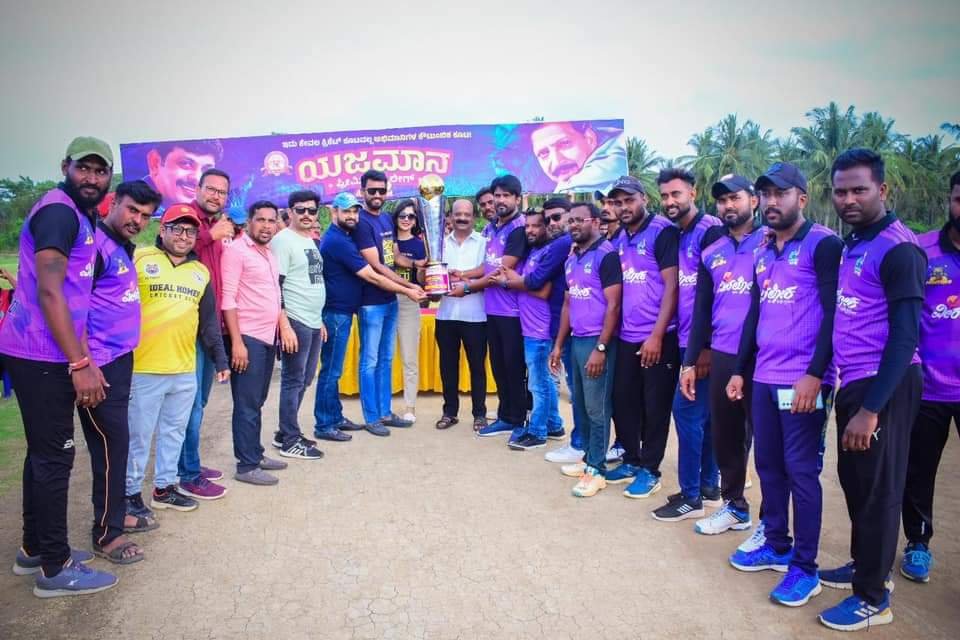 sene_dr's tweet photo. BICC INIFINITY GROUND ನಲ್ಲಿ ಶನಿವಾರ ಹಾಗು ಭಾನುವಾರ ನಡೆದ 'ಡಾ.ವಿಷ್ಣು ಸೇನಾ ಸಮಿತಿ' ಆಯೋಜಿಸಿದ, ವೀರಲೋಕ "ಯಜಮಾನ ಪ್ರೀಮಿಯರ್ ಲೀಗ್"- 2023ರ ಕಪ್ ಗೆದ್ದ "ಸುದೀಪ್" ಸರ್ ಫ್ಯಾನ್ಸ್ ಕೋಟಿಗೊಬ್ಬ ಕಿಂಗ್ಸ್ ತಂಡ.🏏😍

@KicchaSudeep 🔥
@ssparishattu

#ವೈಪಿಎಲ್ #YajamanaPremierLeague #Season2  #YPL2023 #KichchaSudeep https://t.co/0OtdCh4iLX