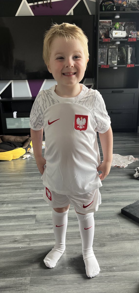 Shaunski15's tweet photo. Griffin is trying out his 1st football class on Saturday morning so we thought he might need a strip to look the part 🇵🇱 @marauder_potter #football #learningtoplay https://t.co/c8yNxrkNQv