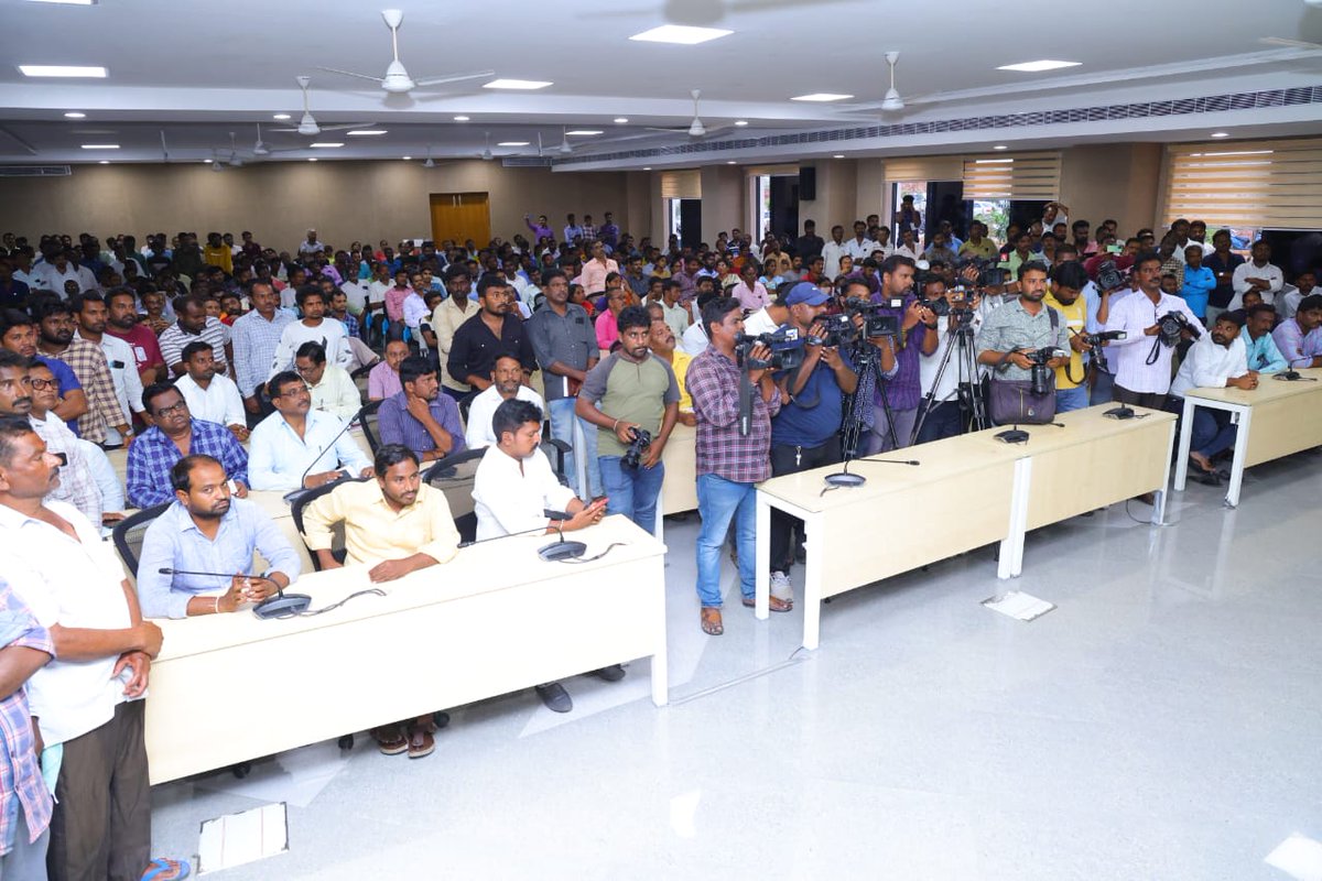 balkasumantrs's tweet photo. మంచిర్యాల జిల్లా, ఐడిఓసి కలెక్టరేట్ ఆఫీస్ లో చెన్నూరు నియోజకవర్గానికి సంబంధించి 300 మంది బీసీ కులవృత్తుదారులకు లక్ష రూపాయల ఆర్థిక సహాయ చెక్కులు పంపిణీ చేయడం జరిగింది. ఈ కార్యక్రమంలో పాల్గొన్న  @Collector_MNCL బధావత్ సంతోష్ గారు, అధికారులు, ప్రజాప్రతినిధులు. https://t.co/oefCJElypl