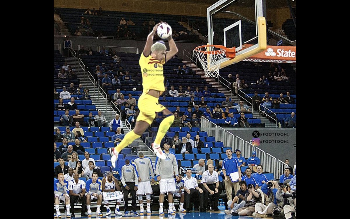 NEXT_LEVEL7372's tweet photo. Ronald Araujo plays Basketball ball in the middle of the Match 😂😅 https://t.co/3Zqleb9aos