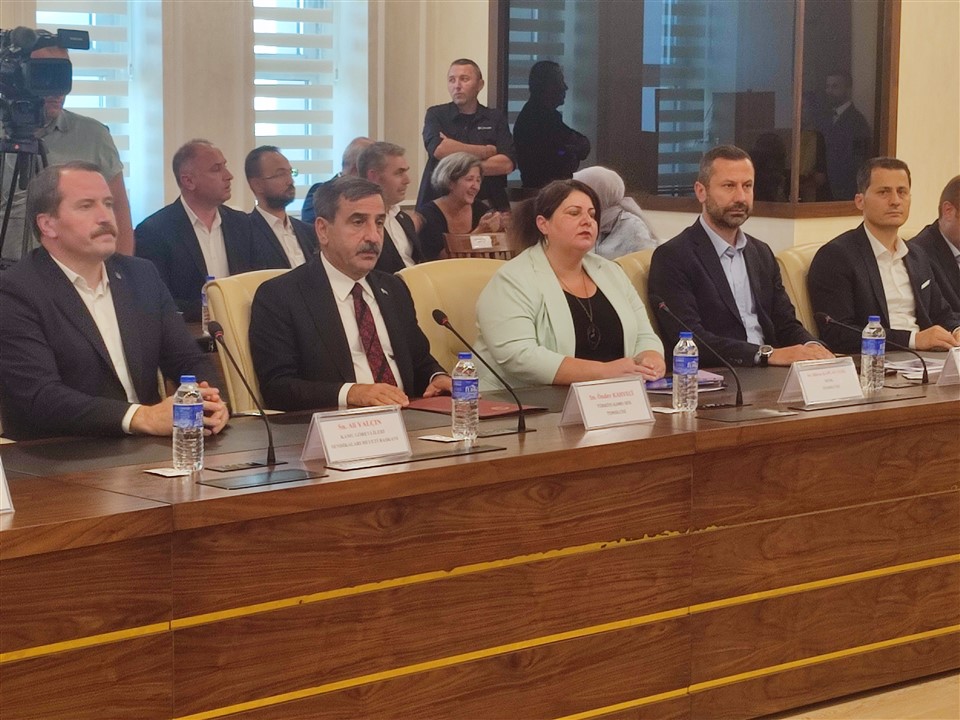 OnderKahveci's tweet photo. BU TEKLİFİN BÜYÜK BİR REVİZYONA İHTİYACI VARDIR

7. Dönem Toplu Sözleşme görüşmeleri çerçevesinde Kamu İşveren Heyeti 2024 ve 2025 yılları için teklifini açıkladı. Yapılan teklife göre, 2024 yılı için yüzde 14+9 2025 yılı için ise yüzde 6+5 oranlarında teklifte bulunuldu.
Yapılan teklife ilişkin olarak  değerlendirmelerde bulunan Türkiye Kamu-Sen Genel Başkanı Önder Kahveci, “Bu teklif gerçeklerle örtüşen bir teklif değildir” dedi.

Kamu İşveren Heyetinin teklifinin açıklamasının  ardından önce Toplu sözleşme masasında devamında ise basın mensuplarına açıklamalarda bulunan Genel Başkan Önder Kahveci, “Kamu İşveren tarafının teklifinin kabul edilemez olduğunu ifade etti.

KAHVECİ: BU TEKLİF HEDEFLENEN ENFLASYONUN DAHİ ALTINDA BİR TEKLİFTİR

“Şu anda çarşı pazardaki fiyatları hepimiz görüyoruz,  yaşıyoruz. Akaryakıta, vergilere yapılan artışları hepimiz biliyoruz. Merkez Bankası geçtiğimiz günlerde bütün enflasyon hedeflerini güncelledi. 2024 yılı için beklentiyi %33’e kadar yükseltti. Biz en azından Türkiye Cumhuriyeti Merkez Bankası'nın 2024 tahminleri çerçevesinde bir teklif beklerken kamu tarafının teklifi bu rakamın bile 10 puan altında kalmıştır.

Uzun zamandan beri ifade ettiğimiz üzere biz zaten hedeflenen enflasyona karşıyız. Bu bağlamda getirilen bu teklif hedeflenen enflasyonun bile altında bir tekliftir. Kaldı ki, bizim sadece mali haklara ilişkin değil, sosyal ve ekonomik haklarla kamu çalışanlarının diğer özlük haklarına ilişkin pek çok teklifimiz bulunmaktaydı.

Bunlardan en önemlisi hızla artan ve çözüm bulunması adına bizim taleplerimiz arasında olan  kiralara ilişkin bir değerlendirme olmadığını görüyoruz.

Geçtiğimiz yıl memur maaşlarına verilen refah ücreti bizleri bir nebze olsun umutlandırmıştı. Biz bu yıl refah ücretinin kalıcı hale getirileceğini düşünmüştük ancak refah ücretiyle ilgili de bir teklif olmadığını da görüyoruz.

Ayrıca, enflasyon farkının ortaya çıktığı ay itibariyle maaşlara aylık olarak yansıtılması tekliflerimiz arasındaydı. Buna ilişkin bir ilerleme sağlanamadığını da ortadadır.

Vergi dilimlerinin %15'e sabitlemesi, birinci dereceye gelen tüm kamu görevlerine 3600 ek gösterge verilmesi, Yardımcı hizmetli olarak görev yapan arkadaşlarımıza kadro talebimiz de de bir ilerleme sağlanamadığını görüyoruz. Ayrıca, kamu görevlilerine bayram ikramiyesi  verilmesi konusundaki talebimiz karşılık bulmamış görülmektedir.

Temmuz ayında memur maaşlarına yansıtılan 8 bin 077 TL’lik artışın taban aylığa yansıtılmamasından dolayı emeklilerimiz büyük bir mağduriyet yaşamışlardı. Bu mağduriyetin giderilmesi için emekli aylıklarının yükseltilmesine ilişkin talebimiz konusunda halen bir adım atılmamıştır.

Dolayısıyla kamu çalışanları ve emeklilerimizin bu tekliflerle yaşantılarını sürdürmeleri mümkün değildir. Yapılan bu teklifin büyük bir revizyona ihtiyacı vardır. Bu nedenle biz Kamu İşveren Heyeti tarafından piyasa gerçekleri ile örtüşen, hayatın gerçekleri ile bağdaşan bir teklifle gelmesini bekliyoruz.

Çarşı ve pazarın durumu, ülkenin ekonomik gerçekleri ve son yıllarda alım gücü en çok düşen kesimin memur ve memur emeklileri olduğu gerçeğinden yola çıkıldığında teklif edilen bu zam oranının kabul edilmesi mümkün değildir.

Türkiye Kamu-Sen olarak taleplerimizin arkasındayız. Bu ekonomik gerçeklere karşın teklif edilen bu zam oranını kabul etmeyeceğimizi şimdiden ilan ediyoruz.

HABERİMİZE ULAŞMAK İÇİN AŞAĞIDAKİ LİNKE TIKLAYINIZ

https://t.co/8YJ2TANHAr