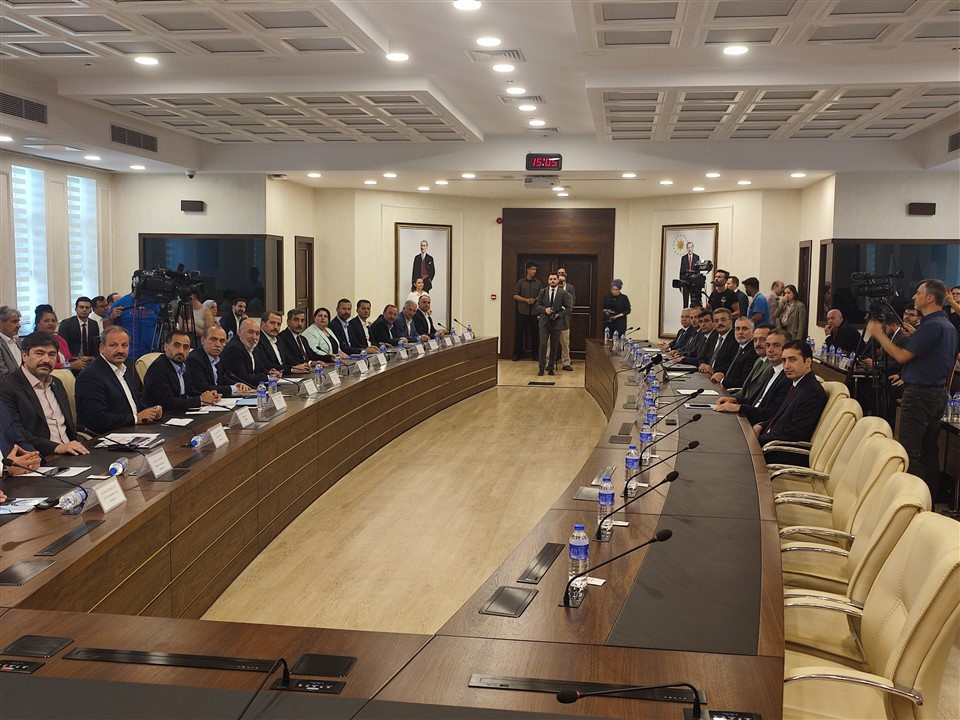 OnderKahveci's tweet photo. BU TEKLİFİN BÜYÜK BİR REVİZYONA İHTİYACI VARDIR

7. Dönem Toplu Sözleşme görüşmeleri çerçevesinde Kamu İşveren Heyeti 2024 ve 2025 yılları için teklifini açıkladı. Yapılan teklife göre, 2024 yılı için yüzde 14+9 2025 yılı için ise yüzde 6+5 oranlarında teklifte bulunuldu.
Yapılan teklife ilişkin olarak  değerlendirmelerde bulunan Türkiye Kamu-Sen Genel Başkanı Önder Kahveci, “Bu teklif gerçeklerle örtüşen bir teklif değildir” dedi.

Kamu İşveren Heyetinin teklifinin açıklamasının  ardından önce Toplu sözleşme masasında devamında ise basın mensuplarına açıklamalarda bulunan Genel Başkan Önder Kahveci, “Kamu İşveren tarafının teklifinin kabul edilemez olduğunu ifade etti.

KAHVECİ: BU TEKLİF HEDEFLENEN ENFLASYONUN DAHİ ALTINDA BİR TEKLİFTİR

“Şu anda çarşı pazardaki fiyatları hepimiz görüyoruz,  yaşıyoruz. Akaryakıta, vergilere yapılan artışları hepimiz biliyoruz. Merkez Bankası geçtiğimiz günlerde bütün enflasyon hedeflerini güncelledi. 2024 yılı için beklentiyi %33’e kadar yükseltti. Biz en azından Türkiye Cumhuriyeti Merkez Bankası'nın 2024 tahminleri çerçevesinde bir teklif beklerken kamu tarafının teklifi bu rakamın bile 10 puan altında kalmıştır.

Uzun zamandan beri ifade ettiğimiz üzere biz zaten hedeflenen enflasyona karşıyız. Bu bağlamda getirilen bu teklif hedeflenen enflasyonun bile altında bir tekliftir. Kaldı ki, bizim sadece mali haklara ilişkin değil, sosyal ve ekonomik haklarla kamu çalışanlarının diğer özlük haklarına ilişkin pek çok teklifimiz bulunmaktaydı.

Bunlardan en önemlisi hızla artan ve çözüm bulunması adına bizim taleplerimiz arasında olan  kiralara ilişkin bir değerlendirme olmadığını görüyoruz.

Geçtiğimiz yıl memur maaşlarına verilen refah ücreti bizleri bir nebze olsun umutlandırmıştı. Biz bu yıl refah ücretinin kalıcı hale getirileceğini düşünmüştük ancak refah ücretiyle ilgili de bir teklif olmadığını da görüyoruz.

Ayrıca, enflasyon farkının ortaya çıktığı ay itibariyle maaşlara aylık olarak yansıtılması tekliflerimiz arasındaydı. Buna ilişkin bir ilerleme sağlanamadığını da ortadadır.

Vergi dilimlerinin %15'e sabitlemesi, birinci dereceye gelen tüm kamu görevlerine 3600 ek gösterge verilmesi, Yardımcı hizmetli olarak görev yapan arkadaşlarımıza kadro talebimiz de de bir ilerleme sağlanamadığını görüyoruz. Ayrıca, kamu görevlilerine bayram ikramiyesi  verilmesi konusundaki talebimiz karşılık bulmamış görülmektedir.

Temmuz ayında memur maaşlarına yansıtılan 8 bin 077 TL’lik artışın taban aylığa yansıtılmamasından dolayı emeklilerimiz büyük bir mağduriyet yaşamışlardı. Bu mağduriyetin giderilmesi için emekli aylıklarının yükseltilmesine ilişkin talebimiz konusunda halen bir adım atılmamıştır.

Dolayısıyla kamu çalışanları ve emeklilerimizin bu tekliflerle yaşantılarını sürdürmeleri mümkün değildir. Yapılan bu teklifin büyük bir revizyona ihtiyacı vardır. Bu nedenle biz Kamu İşveren Heyeti tarafından piyasa gerçekleri ile örtüşen, hayatın gerçekleri ile bağdaşan bir teklifle gelmesini bekliyoruz.

Çarşı ve pazarın durumu, ülkenin ekonomik gerçekleri ve son yıllarda alım gücü en çok düşen kesimin memur ve memur emeklileri olduğu gerçeğinden yola çıkıldığında teklif edilen bu zam oranının kabul edilmesi mümkün değildir.

Türkiye Kamu-Sen olarak taleplerimizin arkasındayız. Bu ekonomik gerçeklere karşın teklif edilen bu zam oranını kabul etmeyeceğimizi şimdiden ilan ediyoruz.

HABERİMİZE ULAŞMAK İÇİN AŞAĞIDAKİ LİNKE TIKLAYINIZ

https://t.co/8YJ2TANHAr