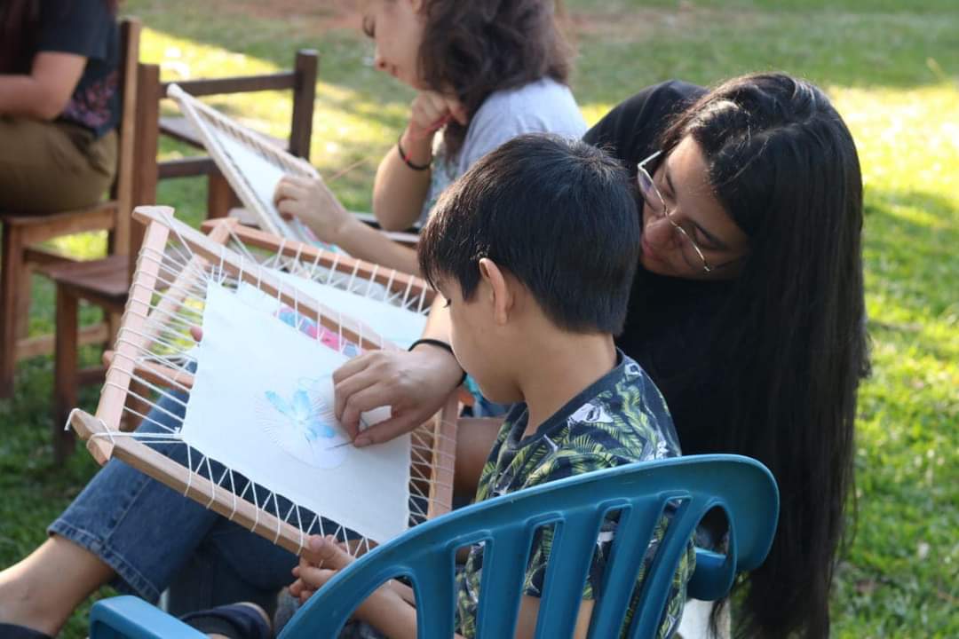 capdevila_ruben's tweet photo. En Caraguatay, Cordillera, en el marco del proyecto "Ybykue Rape", se realizaron talleres de artesanía con el fin de preservar y fortalecer la memoria comunitaria en el espacio cultural "Teko Aguyje".
#FondosDeCultura2023 https://t.co/YiDlGWvIN0