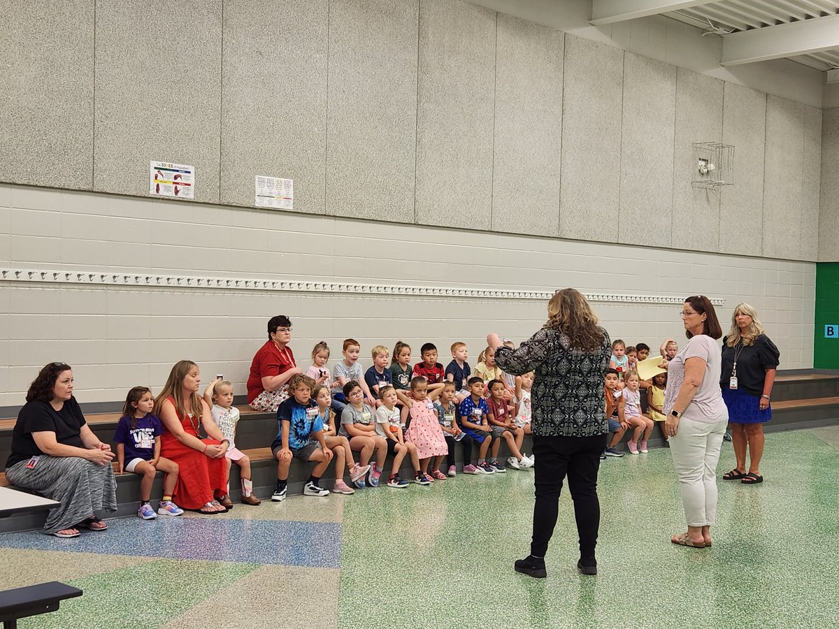 DrJillSmith's tweet photo. Moved to Green Springs!  The Kinder-gators are practicing for their first lunch today!  Milo was getting ready for an assembly!  How cool is this "Calm Coloring" in the hallway...what a cool idea 😎 #opsforwardtogether, @olatheschools, @gsgators https://t.co/NT2jhPmxih