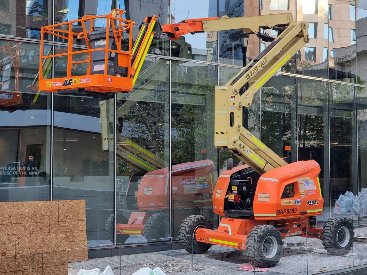 Alo_Group's tweet photo. ¿Hora de levantar los brazos para realizar mantenimiento y limpieza en edificios? Con los equipos JLG 450 AJ de #ALORental, los operadores trabajan con eficiencia y seguridad en altura.
Cotice arriendo de equipos: https://t.co/MkQ0Bo9bFP https://t.co/cI3YyWBhDV