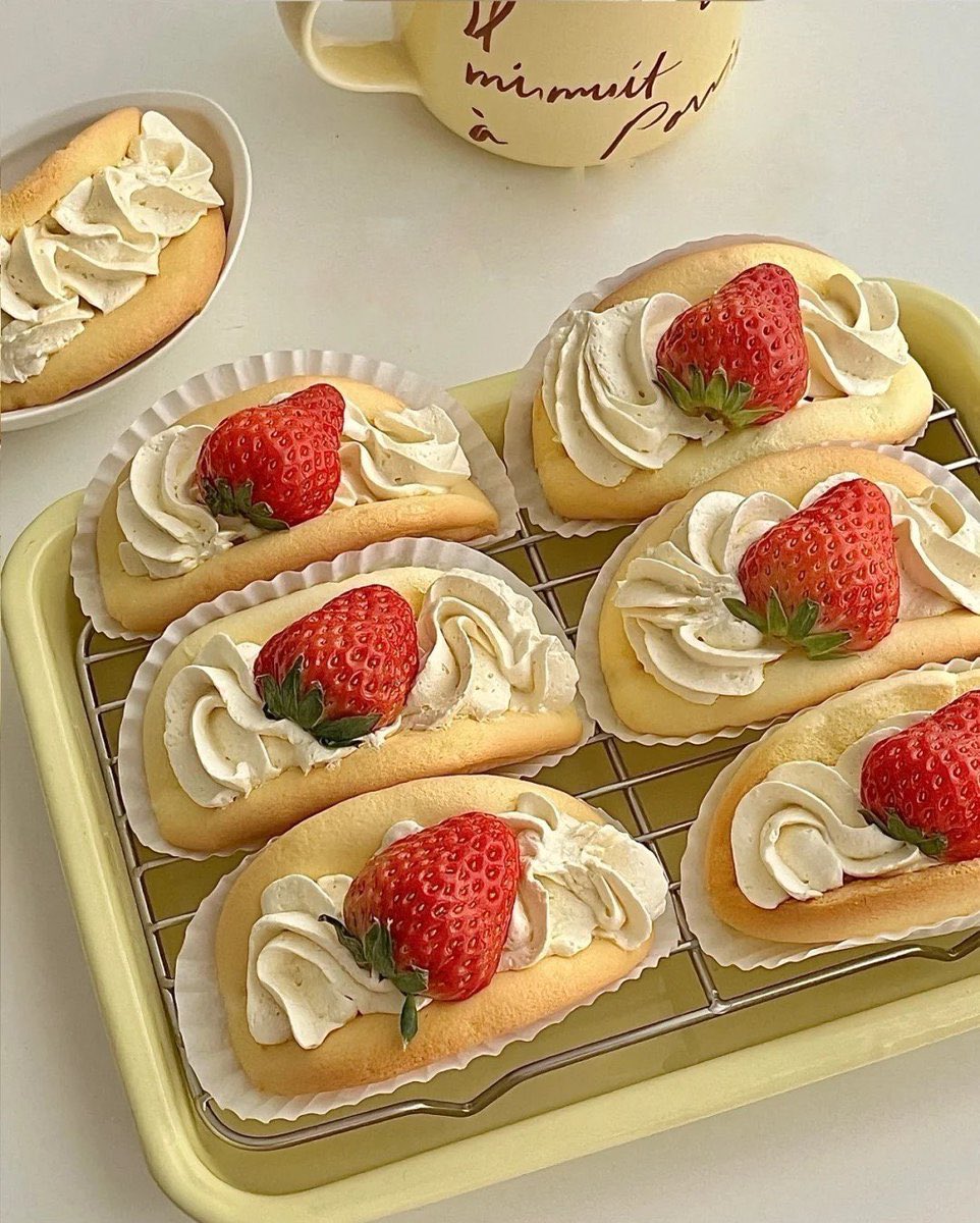 chanelkake's tweet photo. strawberry pastries ♡ https://t.co/JTGorJSGTQ