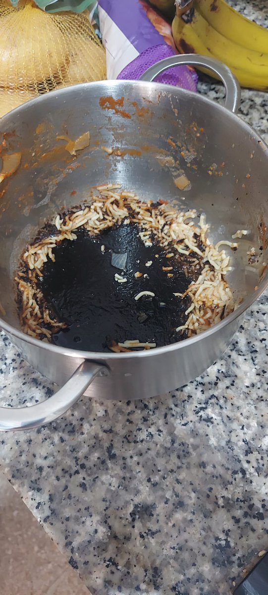 LadyMac77's tweet photo. Nunca pensé que después de dos guisos la olla quedara así. Gracias @Bra por dejar que tiremos el dinero y nuestra salud  @cocinaconbra 

👏🏻👏🏻👏🏻 https://t.co/SUFGsZgS6e