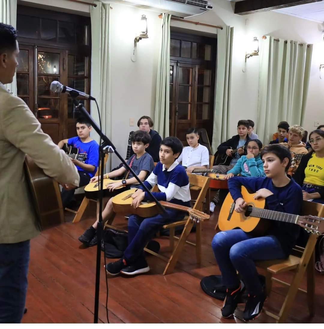 capdevila_ruben's tweet photo. En Caaguazú, en el marco del proyecto del guitarrista, Juan Vera Esquivel, se impartieron clases sobre la técnica del Transportado, legado del gran Maestro, Efrén Kamba’i Echeverría.
#FondosDeCultura2023 https://t.co/jOHEslVsBl