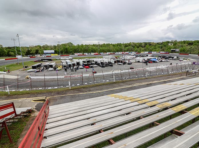 MNMRACIN's tweet photo. Tonight we head to one of the coolest tracks around, @hickoryspeedway. Its been an exciting start to the season, can anyone join the Belleville and Purnell party? https://t.co/tppkZiaBbi
