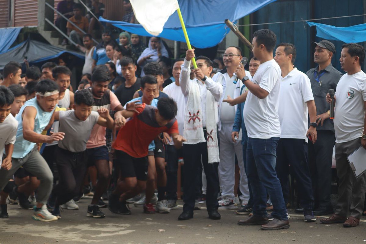 NMongku's tweet photo. 14.8.23Mini Marathon Race organized at KHONSA, with the theme DRUGS CHORO,KHEL MEIN JORO, organized by Valley Brother in collaboration with Sports and Youth Affairs, flagged off by HMLA W.Sawin and DC Hento Karga @PemaKhanduBJP @NatungMama @OfGoap @SportsDept_GoAP @MyGovArunachal https://t.co/YBnljMqDvP