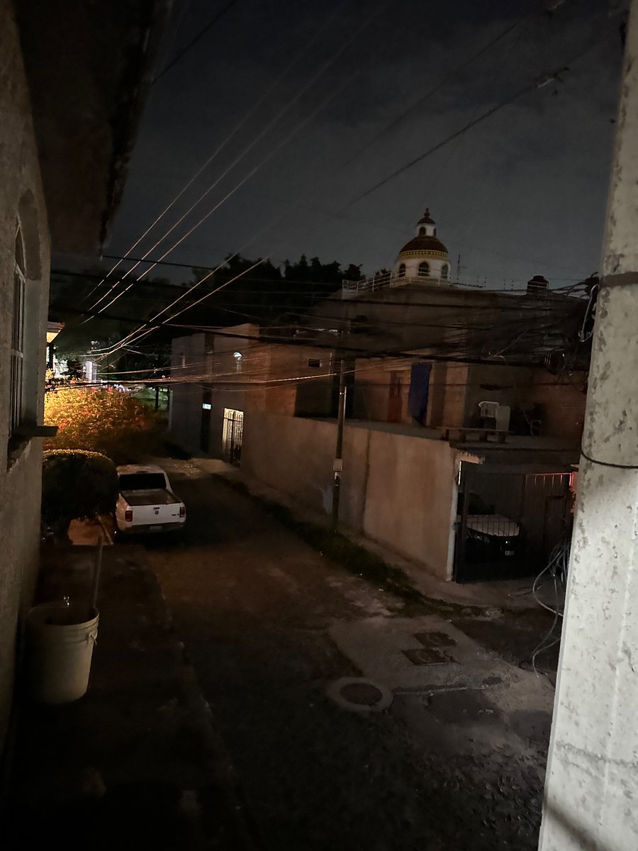 DenisseGDL's tweet photo. @ZapopanGob hola buenos días disculpa para reportar todas las lámparas de mi cuadra tiene más de una semana que no prenden es la calle nogal en colonia colina de los robles https://t.co/HU0YPDnY26