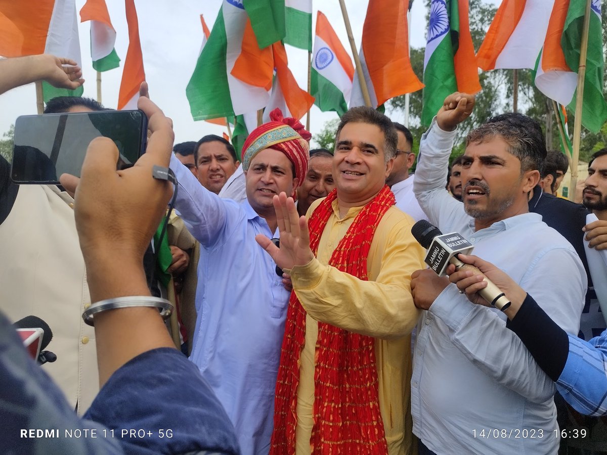 mahjaben_younas's tweet photo. TIRANGA REALLY ORGANISED BY OUR PAHARI QABILA AT JAMMU

We are grateful to Hon'ble PM and Hon'ble HM for taking case of Pahari Qabila to Parliament. Pahari Qabila will support this government in all the democratic exercises.

#PahariDeserveSTstatus
#HarGharTiranga https://t.co/ZgXpIodzkR