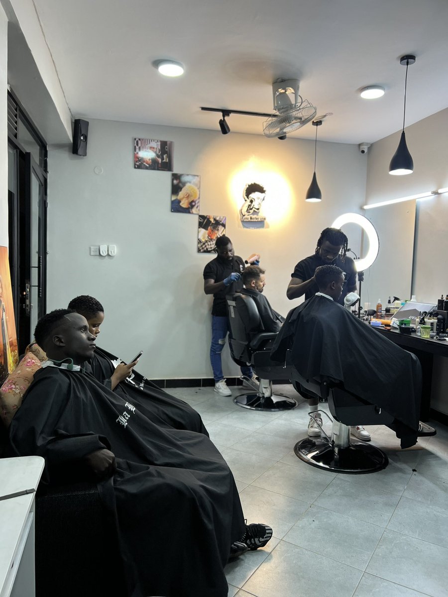 lanabarber256's tweet photo. Good evening from this side of the country. 
Call us today at ☎️ 0706178804 and book now 💪 Located: Ntinda traffic light 🚦 next to the mosque 🕌 #barber #hair #Uganda #LanaBarber256 https://t.co/xBykcaJp67