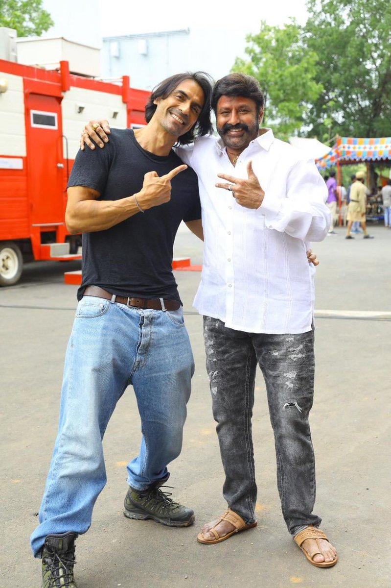 Theteluguone's tweet photo. Actor #RampalArjun wrapped up his portions for #BhagavanthKesari
#RahulSanghvi on the big screens from OCT 19th..!!
Natasimham #NandamuriBalakrishna #AnilRavipudi #KajalAggarwal #SreeLeela https://t.co/aTHaNZeCVt