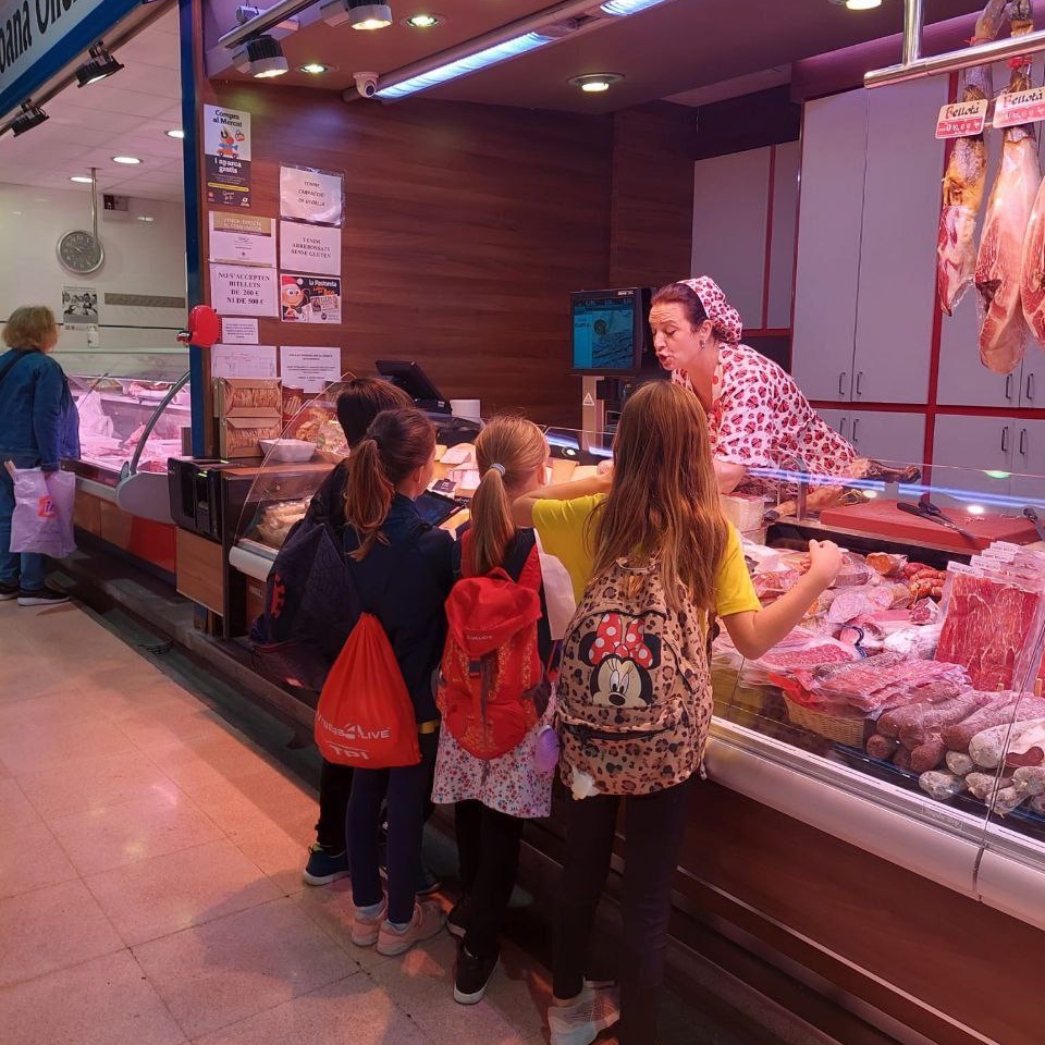 MercatsdeReus's tweet photo. La visita als #MercatsdeReus, tant al Mercat Central com al del Carrilet, és una de les Activitats i Recursos Educatius que s'ofereixen als centres escolars 🍎🧀🥦
Vindreu aquest curs? Reserveu data a info@mercatsdereus.cat
#reus #reuseduca #mercatsmunicipals https://t.co/9PBp8tYooD
