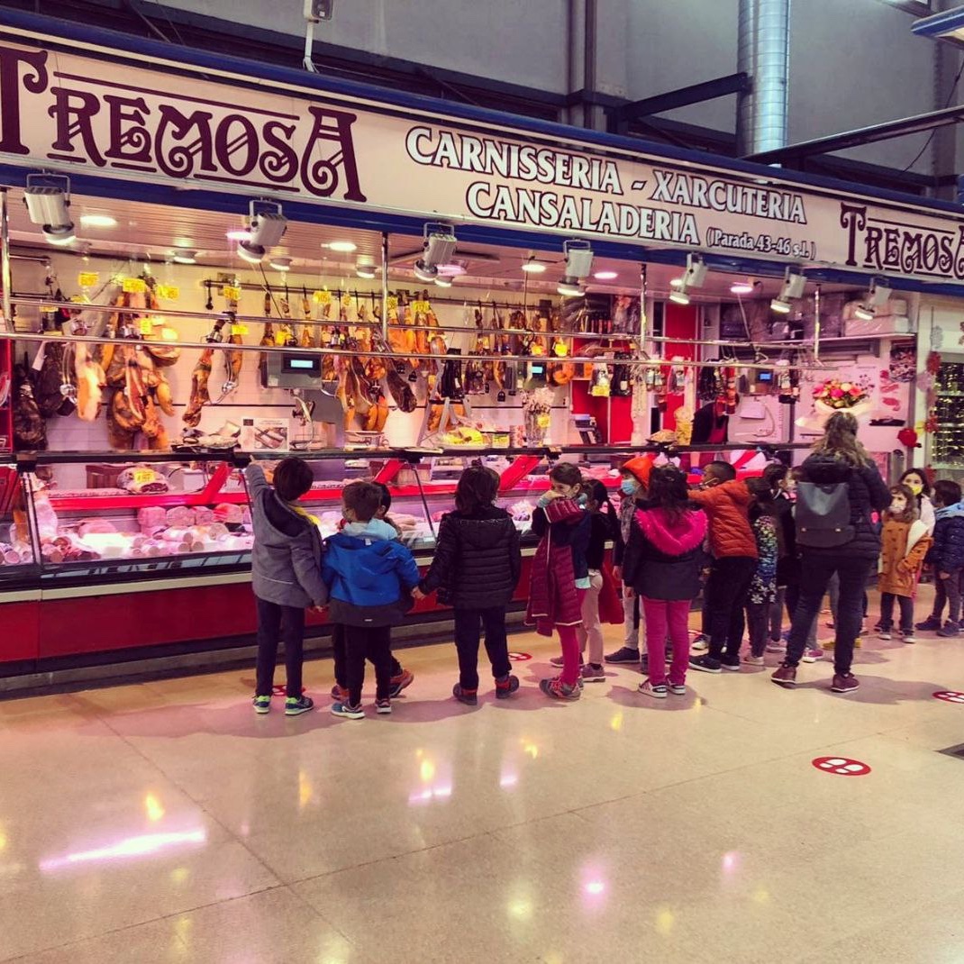 MercatsdeReus's tweet photo. La visita als #MercatsdeReus, tant al Mercat Central com al del Carrilet, és una de les Activitats i Recursos Educatius que s'ofereixen als centres escolars 🍎🧀🥦
Vindreu aquest curs? Reserveu data a info@mercatsdereus.cat
#reus #reuseduca #mercatsmunicipals https://t.co/9PBp8tYooD