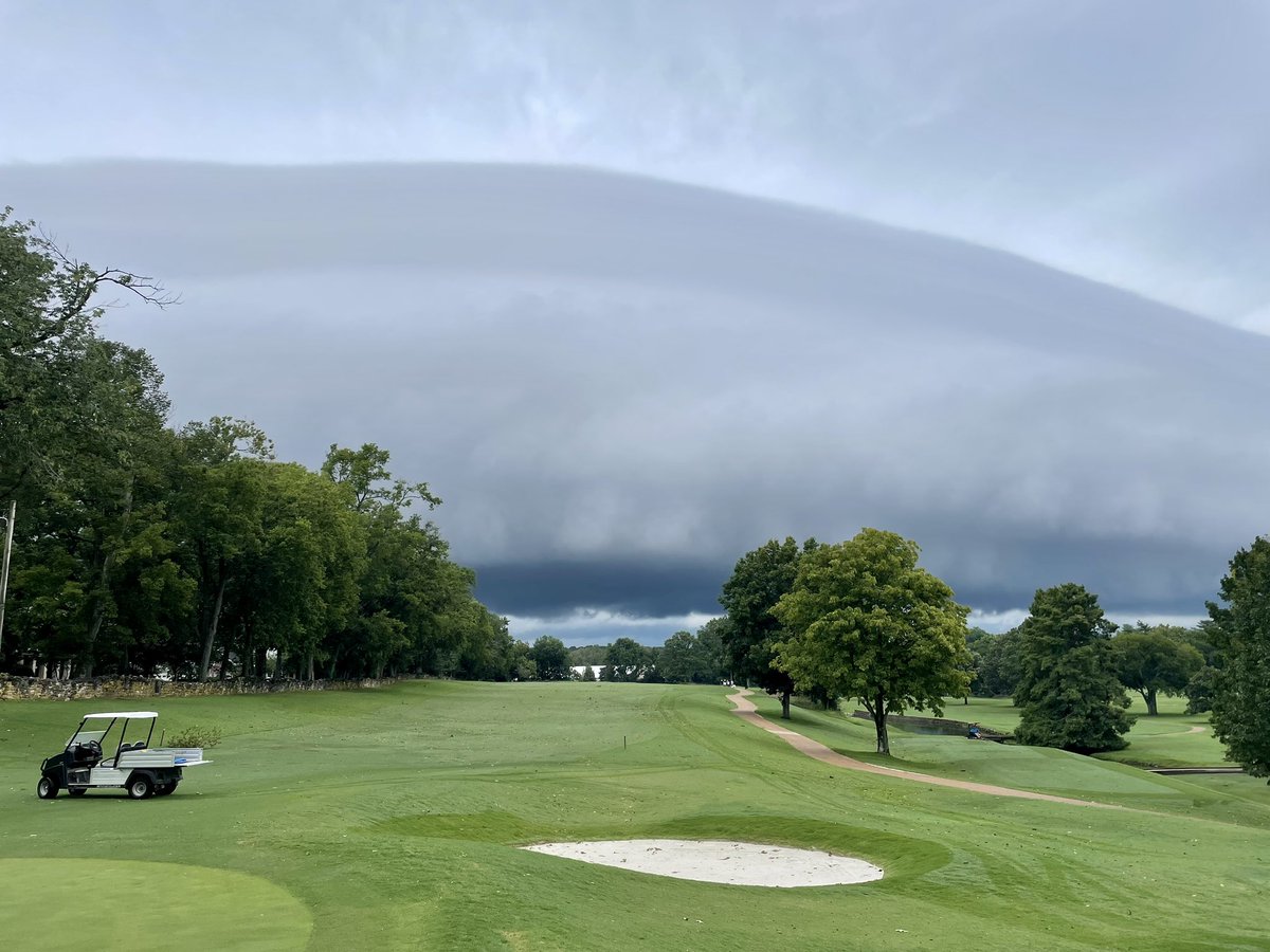 melodic413's tweet photo. @NashSevereWx  #tspotter 

Photo my brother took at Belle Meade Country Club this morning… cool photo of the incoming storm! https://t.co/PK2r7167pq