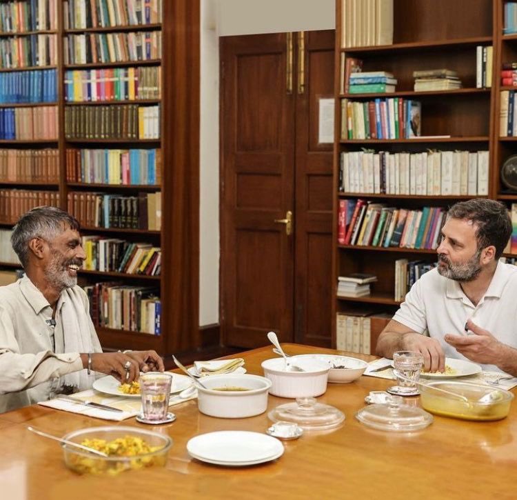 SupriyaShrinate's tweet photo. पूरी ताक़त से नफ़रत फैलाने वालों के सामने, मोहब्बत से भरी एक छोटी सी मुलाक़ात ही तो चाहिए एक बेहतर कल की आस और उम्मीद जगाये रखने के लिए. 

ये रामेश्वर जी हैं, दिल्ली में सब्ज़ी बेचते हैं. एक मीडिया बंधु से बात करते हुए अपने आंसू नहीं रोक पाये और कहा ‘हमारी गुज़र नहीं हो रही है’.

इनकी व्यथा सुनकर राहुल जी अगले दिन ही आज़ादपुर मंडी गये थे.

कल ही ‘राहुल भईया’ से मिलने की ख्वाहिश जतायी थी.

आज जननायक से मुलाक़ात भी हुई और साथ भोजन भी किया.

चेहरे की ख़ुशी बहुत कुछ बयाँ कर रही है. आप ऐसे ही मोहब्बत लुटाते रहिए @RahulGandhi