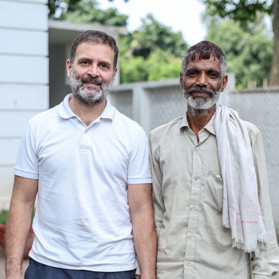 SupriyaShrinate's tweet photo. पूरी ताक़त से नफ़रत फैलाने वालों के सामने, मोहब्बत से भरी एक छोटी सी मुलाक़ात ही तो चाहिए एक बेहतर कल की आस और उम्मीद जगाये रखने के लिए. 

ये रामेश्वर जी हैं, दिल्ली में सब्ज़ी बेचते हैं. एक मीडिया बंधु से बात करते हुए अपने आंसू नहीं रोक पाये और कहा ‘हमारी गुज़र नहीं हो रही है’.

इनकी व्यथा सुनकर राहुल जी अगले दिन ही आज़ादपुर मंडी गये थे.

कल ही ‘राहुल भईया’ से मिलने की ख्वाहिश जतायी थी.

आज जननायक से मुलाक़ात भी हुई और साथ भोजन भी किया.

चेहरे की ख़ुशी बहुत कुछ बयाँ कर रही है. आप ऐसे ही मोहब्बत लुटाते रहिए @RahulGandhi