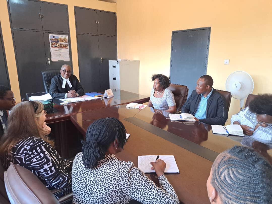 UNDPZambia's tweet photo. Prior to launching the #GBV Village-Led One Stop Centre in #Chinsali we met &amp; discussed a cross-section of #GBV issues w/Dist &amp; Prov leaders. @UNZambia Res Coordtr @MutaliBeatrice, @IrelandinZambia, Deputy Head of Mission Kate O'Donnell &amp; @UNDPZambia, @SailiGreg led the team. https://t.co/RahZ5XaDiF