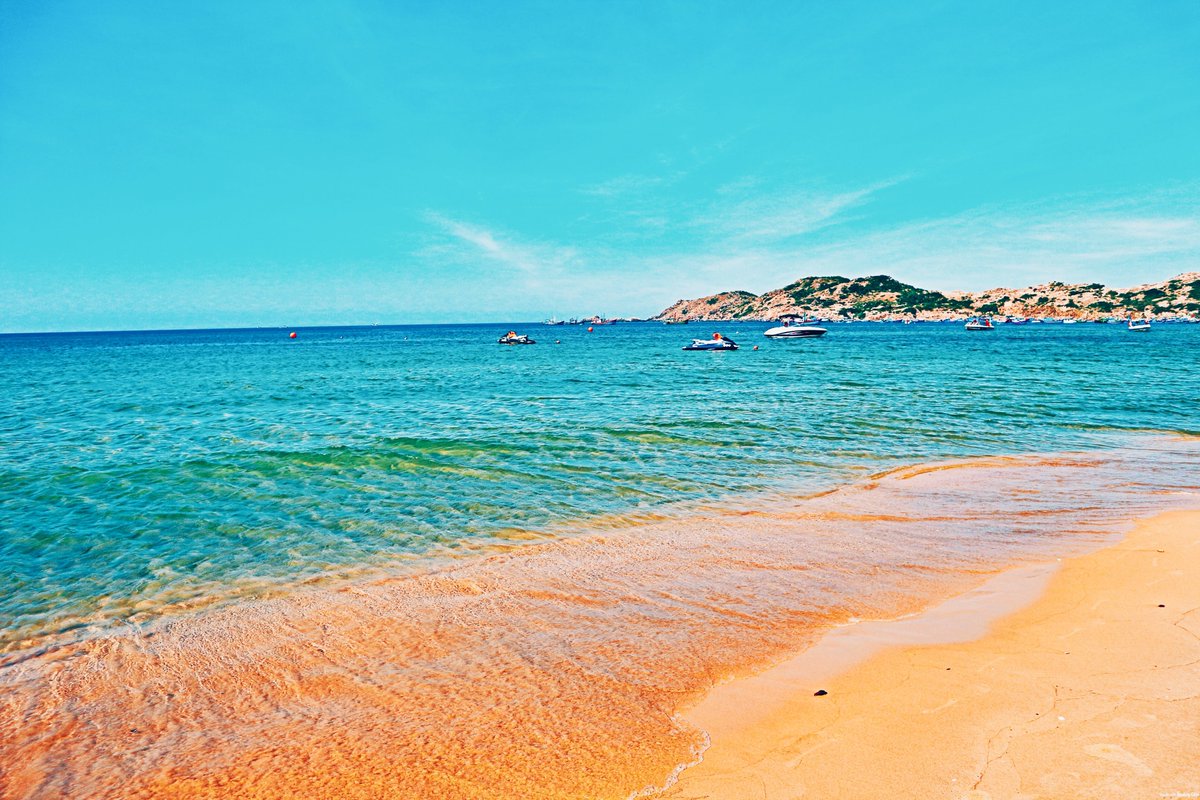 I remember that day was a July afternoon, 2017, when the ocean waves were strong and the cool clear water allowed me to see the bottom.

Photo taken with Canon M10...

#photography #photooftheday #travelphotography #travelphotography #bloganh #vietnamese #beach #bluesky #beauty
