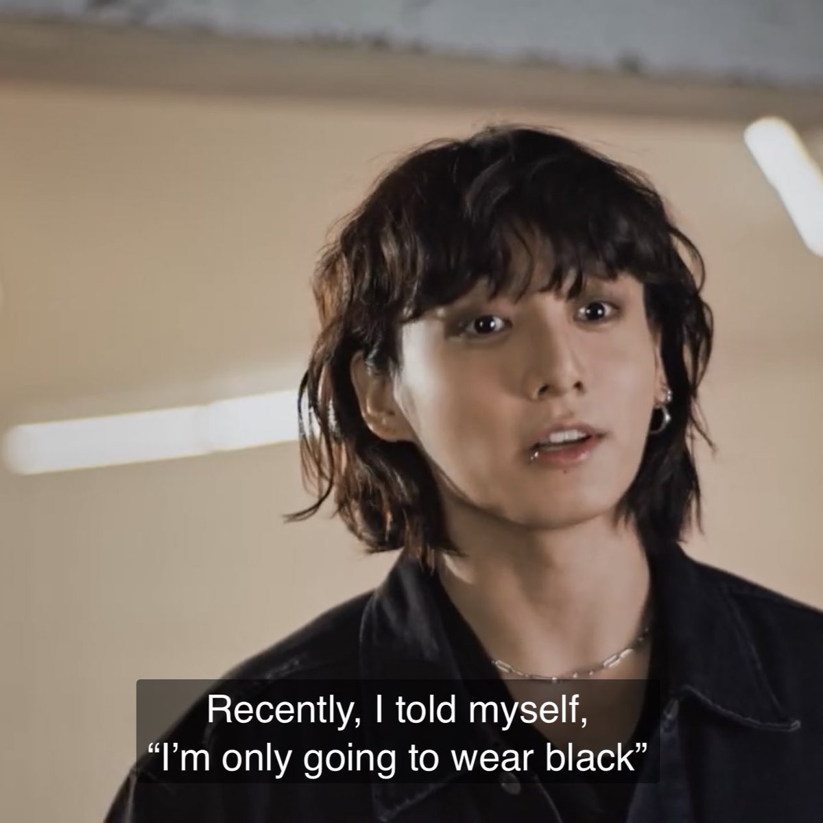 brhopeworld's tweet photo. Jungkook: recentemente eu disse a mim mesmo “só vou vestir preto” e joguei fora todas as minhas roupas coloridas.

 aaaaaaaaaa sério 😭😭😭 https://t.co/k0iBmArVfP