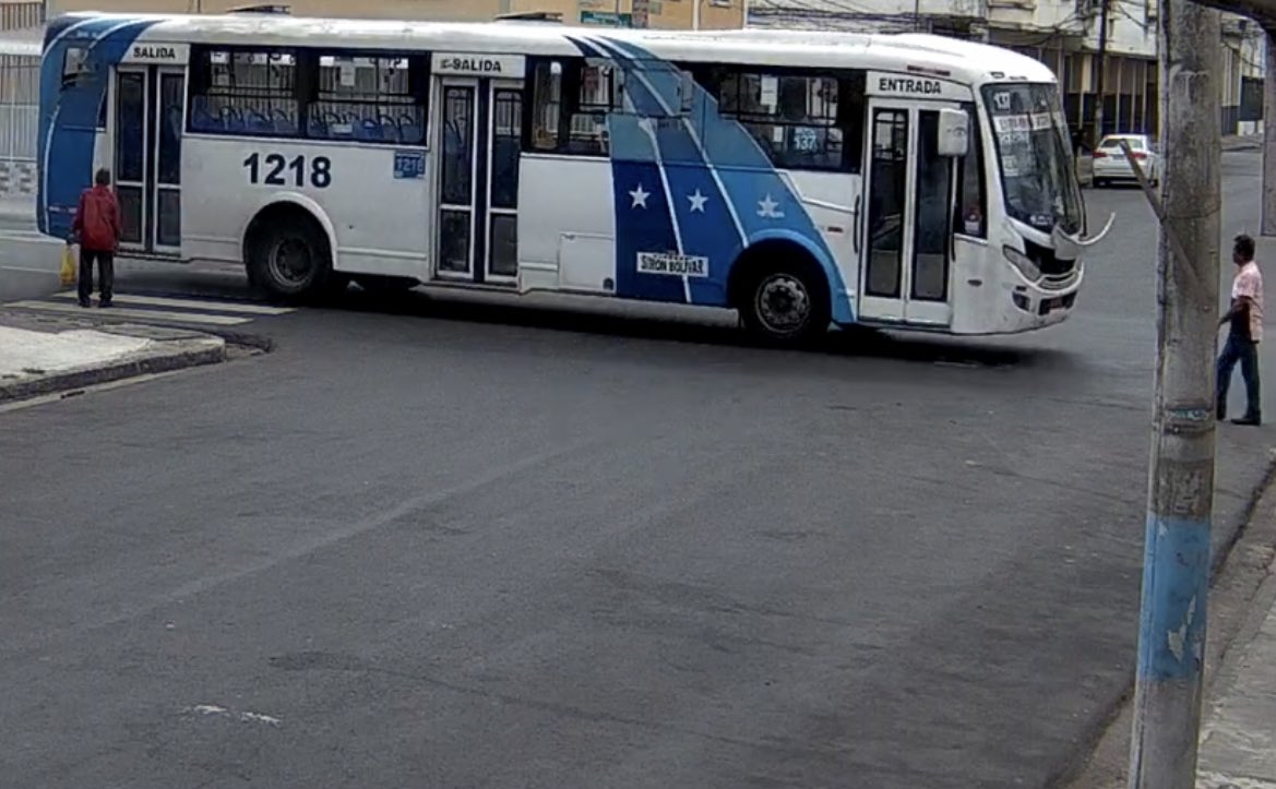 angeloacebo's tweet photo. @EmergenciasEc Ese era el bus, venía vacío pero ya con humo https://t.co/jA1IzkKfp7