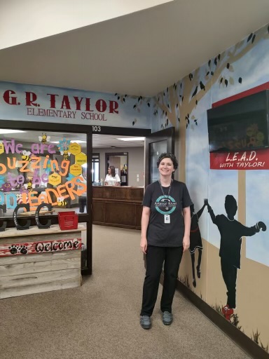 ARESC Volunteers with Back2School this morning. Handing out schedules, supporting Ts and Prins, and greeting students on their first day...smiles are contagious.  Thanks to the White Hall SD for letting us share this day with them!  Go Bulldogs!