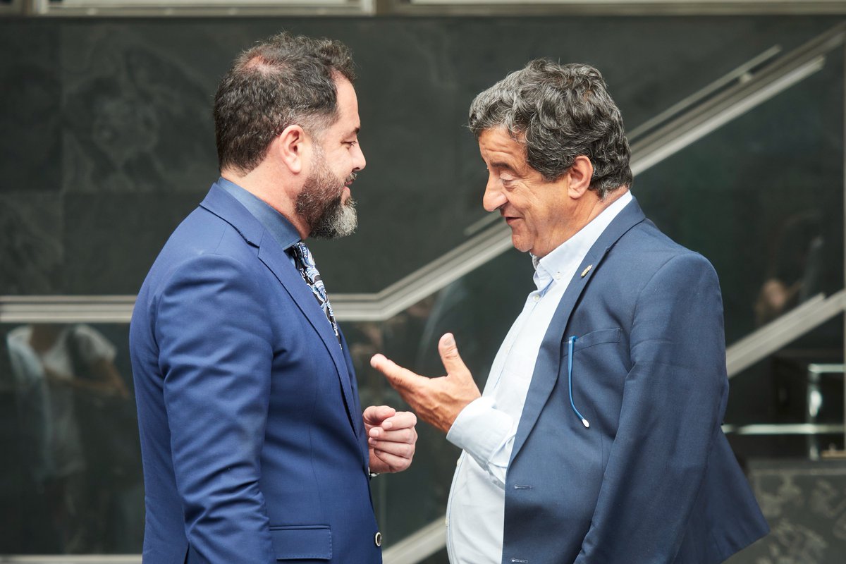 taxilari's tweet image. comienza la tarde ...en @parlamentoNA ...#Sesiodeinvestidura #Foral