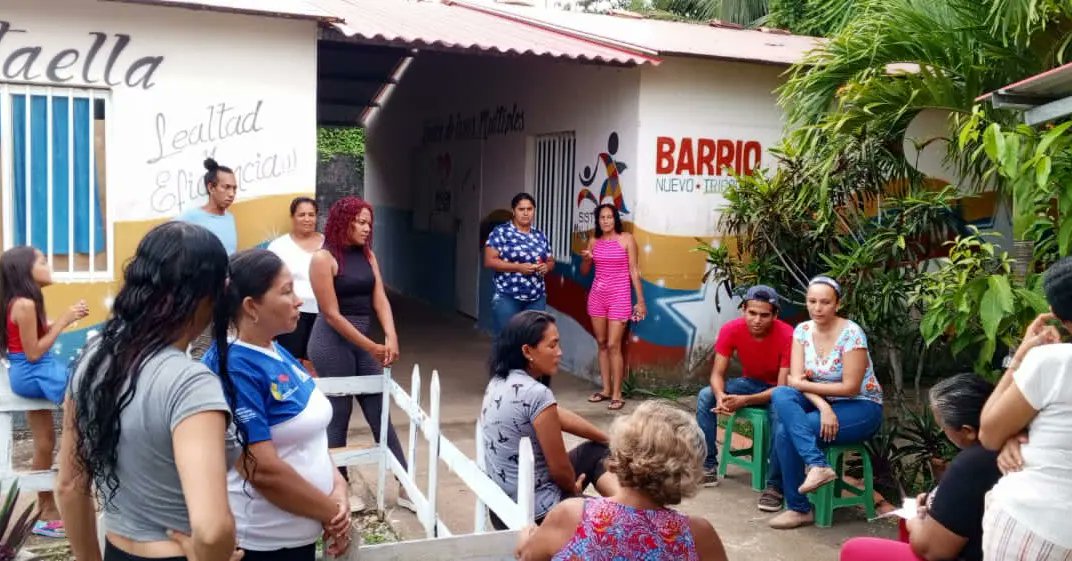 PsuvSantaCruz_V's tweet photo. #QueTeParece || Nuestros equipos de Comunas No se quedaron atrás y mediante las Tutorías y UBCH #PSUV visitaron y se sentaron con las bases, en esta oportunidad Martha Cumbale y Simón Bolívar para la escogencia de Consejo Electoral Permanente respectivos @NicolasMaduro https://t.co/wx3EbeBTLQ