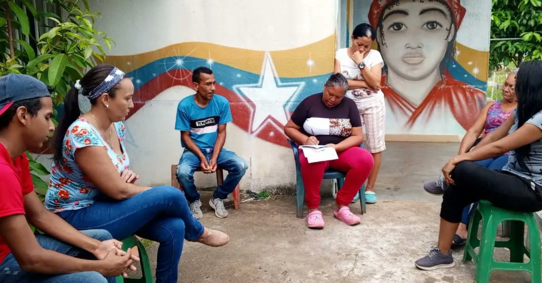 PsuvSantaCruz_V's tweet photo. #QueTeParece || Nuestros equipos de Comunas No se quedaron atrás y mediante las Tutorías y UBCH #PSUV visitaron y se sentaron con las bases, en esta oportunidad Martha Cumbale y Simón Bolívar para la escogencia de Consejo Electoral Permanente respectivos @NicolasMaduro https://t.co/wx3EbeBTLQ