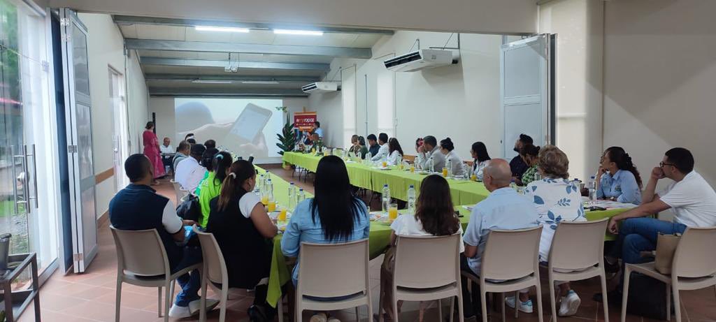 Ejercito_Div7's tweet photo. #ParaDestacar | En carepa, Ant, la sección de acción integral de la #Brigada17, se reunió con @USAID_Colombia, #Empropaz, #FundaciónUnibán y entidades bancarias para diseñar estrategias en proyectos de emprendimiento en la subregión de Urabá. 
¡Somos 
#GarantesDelDesarrollo ! https://t.co/PS35Y4BOLh