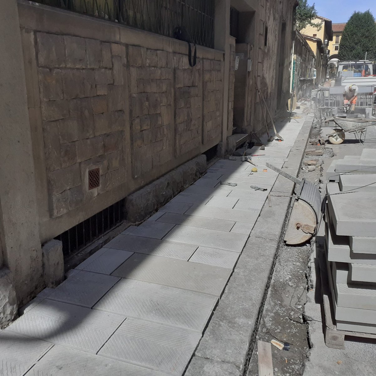 Procedono i #lavori estivi sulle strade cittadine. Tra questi il risanamento di marciapiedi e carreggiata in via della Colonna. Completata l'asfaltatura di via del Ponte Rosso con la nuova segnaletica  #lavoriincorso #viabiliFI