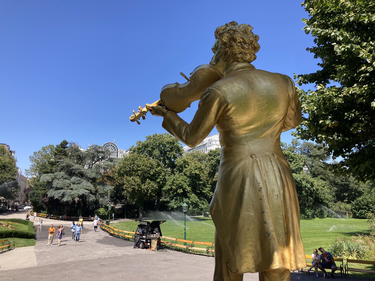euro_tour's tweet image. ウィーン(🇦🇹オーストリア)。
本日の風景より。
③市立公園
今日のシュトラウス🎻は、真夏☀️の陽気なメロディ🎶を奏でていました😊