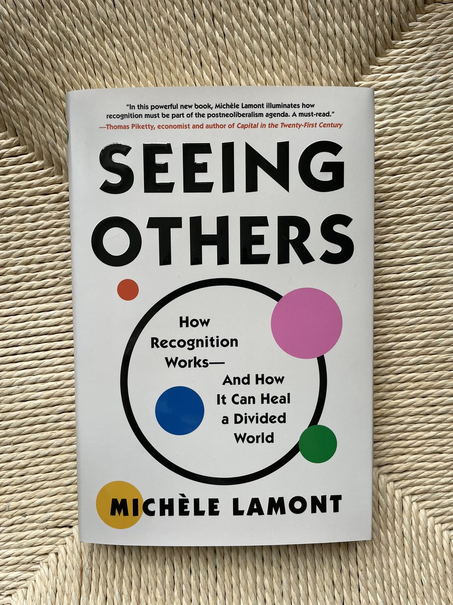 kacperleniewicz's tweet image. Polecajka! Na początku września wyjdzie nowa książka @mlamont6 &quot;How Recognition Works—and How It Can Heal a Divided World&quot;. Na bazie wieloletnich badań autorka analizuje, jak ważną rolę w świecie przeoranym przez neoliberalizm odgrywa społeczne uznanie.
