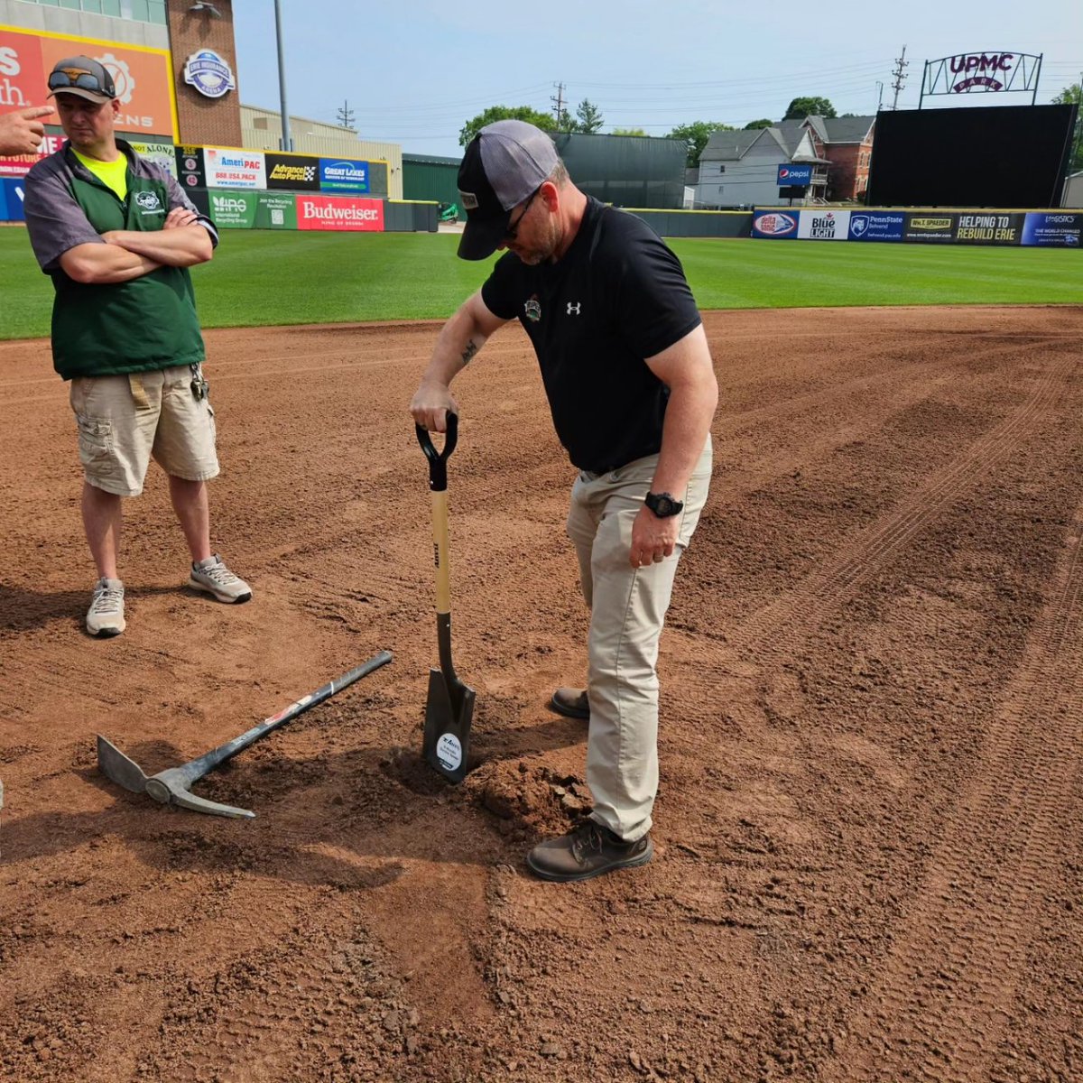 DuraEdge's tweet photo. What's in your soil profile?
Recently, Patrick Coakley from our Business Development team was out visiting the Double-A Erie Seawolves. The MLB and MiLB are standardizing what's required at all their facilities from the fields and stadiums.
#DuraEdge #EngineeredSoils https://t.co/aQPgihbIEW
