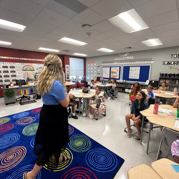SpartanburgD5's tweet photo. More first day fun at Reidville Elementary School! πππ #WeAreD5 #FirstDayInD5 https://t.co/BhfRQbVsAl