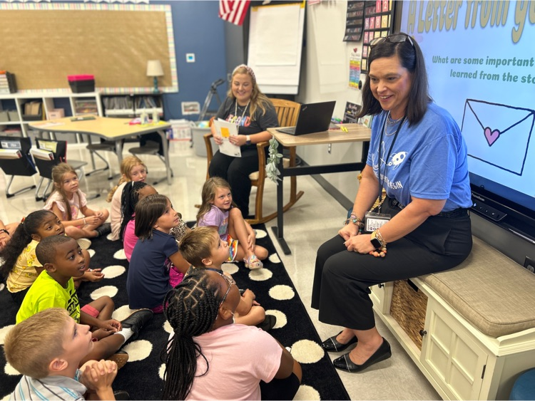 SpartanburgD5's tweet photo. More first day fun at Reidville Elementary School! πππ #WeAreD5 #FirstDayInD5 https://t.co/BhfRQbVsAl