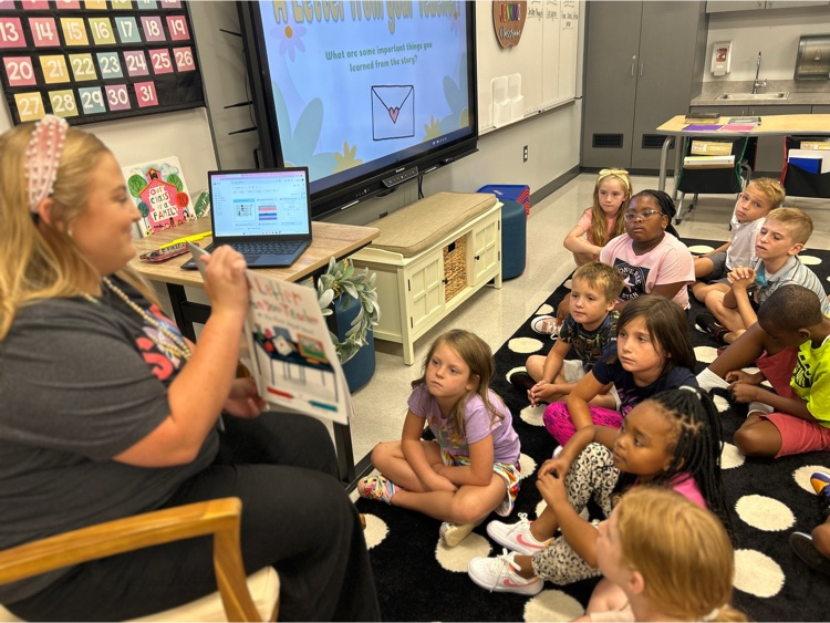 SpartanburgD5's tweet photo. More first day fun at Reidville Elementary School! πππ #WeAreD5 #FirstDayInD5 https://t.co/BhfRQbVsAl