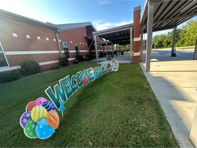 SpartanburgD5's tweet photo. More first day fun at Reidville Elementary School! πππ #WeAreD5 #FirstDayInD5 https://t.co/BhfRQbVsAl