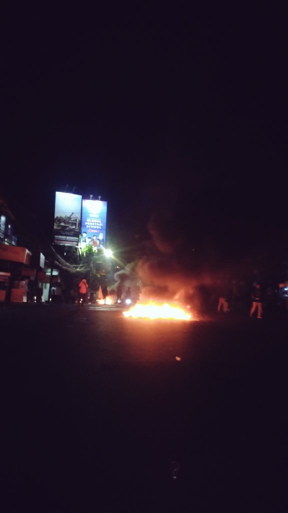 Sebab dari pagi sampai jam 8 tadi, laporan warga Dago Elos ditolak. Maka warga Dago Elos menolak tunduk!

We are from Bandung ✊️ #NeverLose