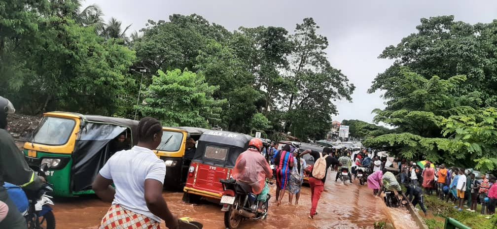 AguiRoutiere's tweet photo. #Alerte ⚠ 

En raison des fortes pluies qui s’abattent à Conakry Merci d'éviter les zones suivantes :

🚫 Le pont de Koboyah
🚫 Le pont de Yataya fossede
🚫 Le lac de Sonfonia
🚫 Le pont kiridi (Nongo)

"La Sécurité Routière, c'est chacun de nous"

#Aguiser #RoadSafety #Route https://t.co/RNYaURDvn9