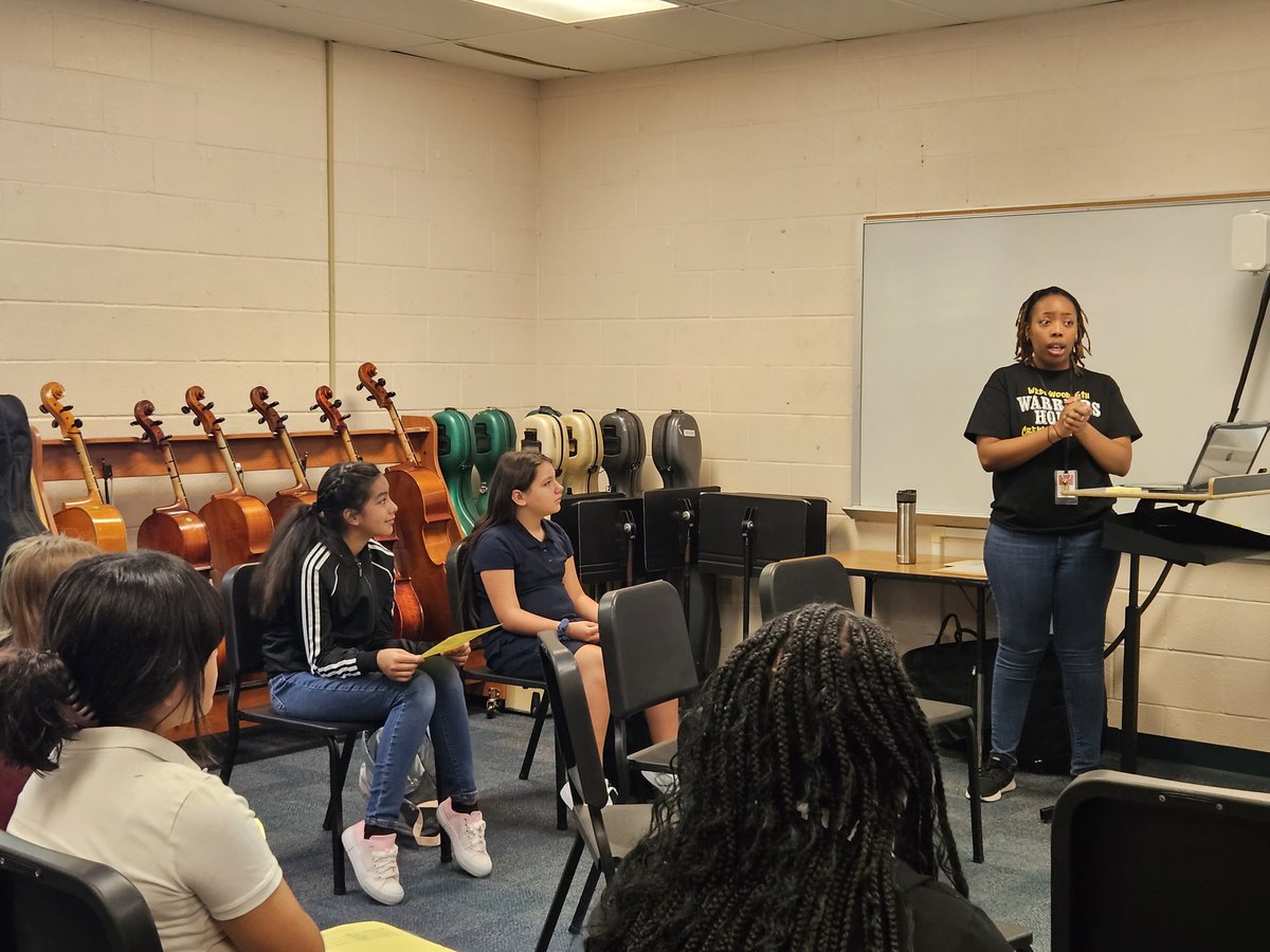 JenMartinOrch's tweet photo. @Wedgwood6th students are eager and excited to get started in their @FWISDVPA classes! @CannonJesse2 @lisamcastillo @CharlieGarciaFW @dickclardy #fwfirstday #onefortworth https://t.co/bDLqz8ajsB