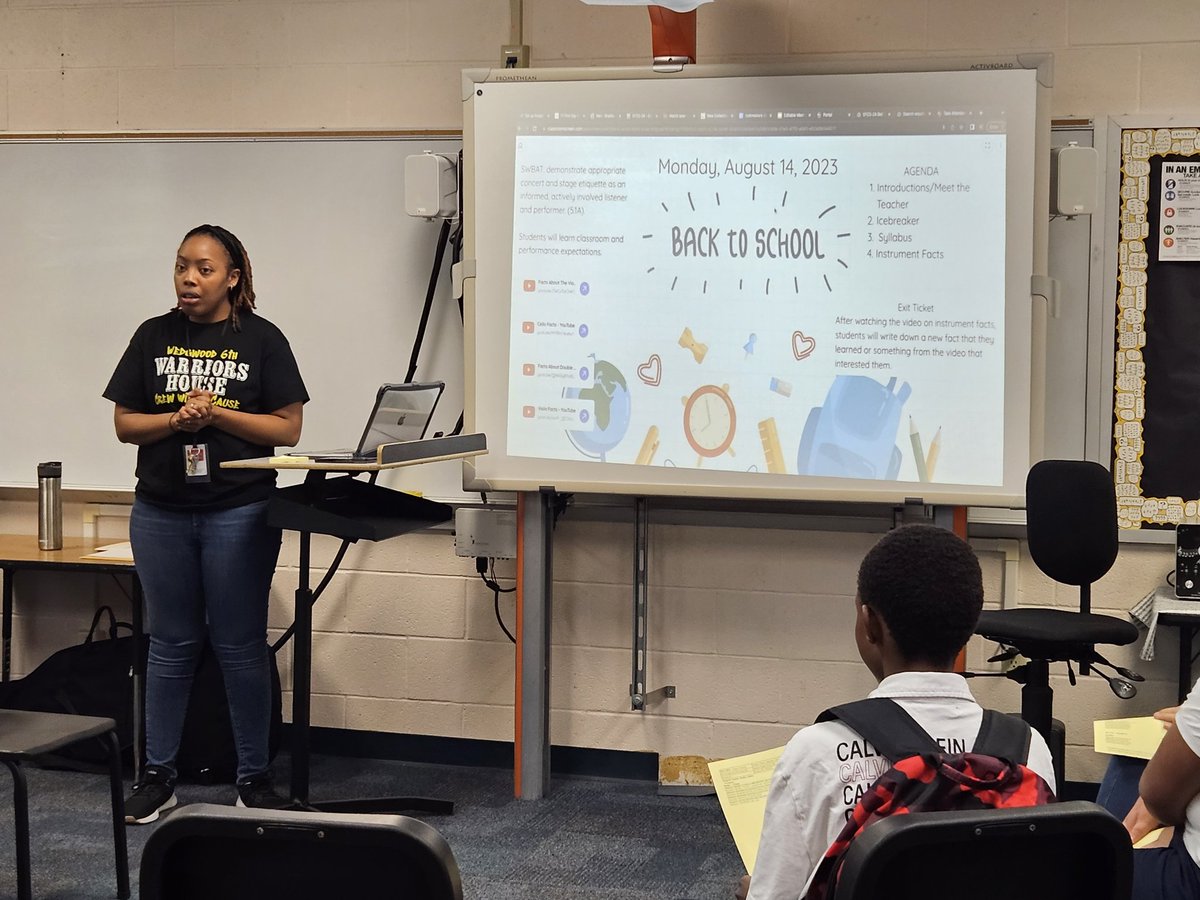 JenMartinOrch's tweet photo. @Wedgwood6th students are eager and excited to get started in their @FWISDVPA classes! @CannonJesse2 @lisamcastillo @CharlieGarciaFW @dickclardy #fwfirstday #onefortworth https://t.co/bDLqz8ajsB