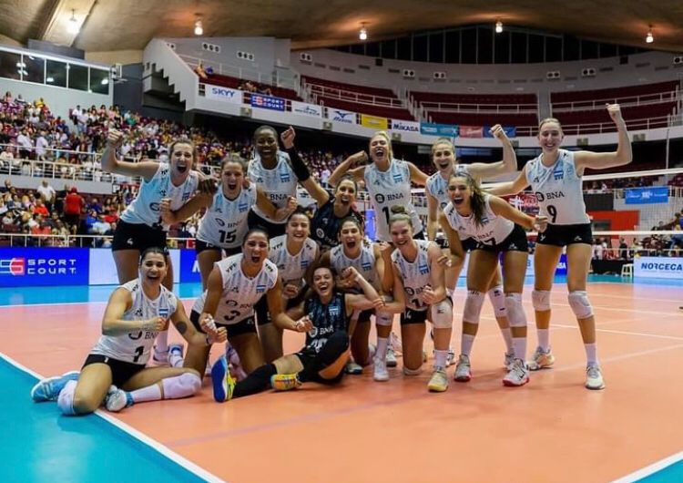LetraG's tweet photo. LOBAS CAMPEONAS 🇦🇷🏐

Las Panteras vencieron 3-2 a Puerto Rico, anfitrionas del torneo, y se quedaron con el título por primera vez en la historia. ¡Felicitamos a @tatianavera10, Victoria Mayer, Brenda Graff, @agospelozo,  @candelariah17 y Érika Mercado por otro título! 🏆🐺 https://t.co/c35EO9O9be