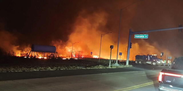 QuirogaTv's tweet photo. Una peligrosa combinación de fuertes vientos, baja humedad y vegetación seca parece haber contribuido a que los incendios forestales en Maui Hawaii que están sembrando pérdidas humanas y destrucción en el archipiélago. @ElRadartv https://t.co/wedlvOZRbY