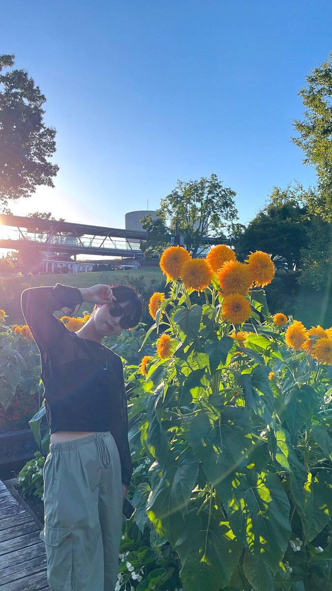 amechan5151's tweet photo. 鳥取の花回廊に行ってきた✌️🌸
綺麗だったからみんなもぜひ行ってほしい👍🏻
逆光で脇毛に見えて気になる脇のところ😑🌀 https://t.co/DldDpFXFtY