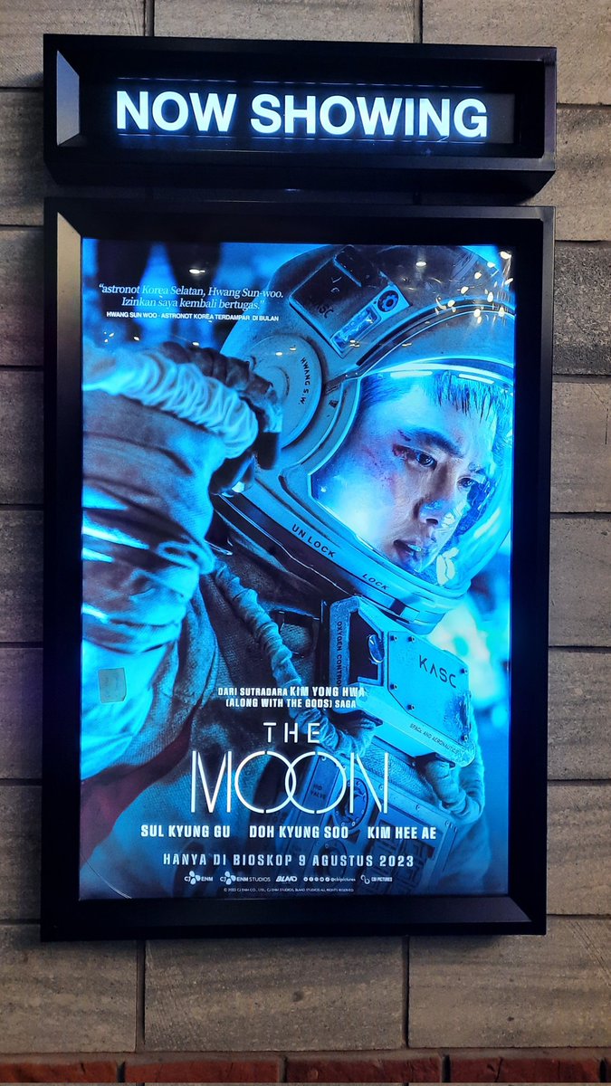 oohtrbl's tweet photo. highly recommending everyone to watch the moon 🌙

it's probably one of the most intense movies i've ever watched in the theater. as expected from our kyungsoo 👏🏻 https://t.co/BC1sSjHpW7