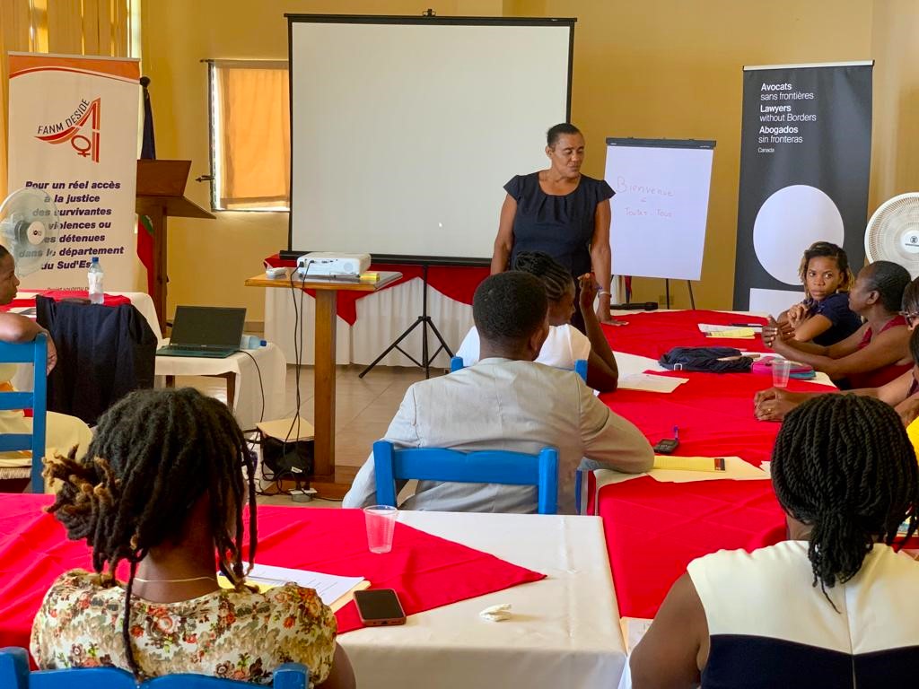 FanmdesideHaiti's tweet photo. Pour un meilleur soutien aux personnes en situation de vulnérabilité, Fanm Deside a réalisé du 8 au 10 août 2023, un atelier de formation sur l’offre de services juridiques au profit d’une quinzaine d’OSCslocales et d’institutions de services aux survivantes de violence. https://t.co/4la1wGDhzG